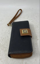 Load image into Gallery viewer, Stone Mountain Womens Black Brown Detachable Wristlet Strap Zip-Around Wallet
