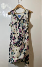 Load image into Gallery viewer, Authentic Simply Vera Vera Wang Women's White Floral Fit &amp; Flare Dress Size PXL
