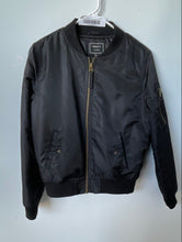 Load image into Gallery viewer, Forever 21 Mens Black Long Sleeve Pockets Full-Zip Bomber Jacket Size Small
