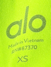 Load image into Gallery viewer, Alo Womens Neon Green Collarless Sleeveless Pullover Activewear Sports Bra Sz XS
