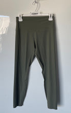 Load image into Gallery viewer, Lululemon Womens Green Ribbed Pull-On Athletic Ankle Leggings Size 8
