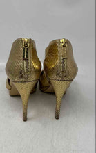 Load image into Gallery viewer, Michael Kors Womens Ariel Jet Set 6 Gold-Tone Platform Sandals Size 7 M
