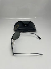 Load image into Gallery viewer, Ray-Ban Women's Black Sunglasses With Case.
