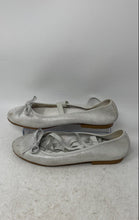 Load image into Gallery viewer, Bass 10 Womens Silver Glitter Leather Round Toe Slip-On Ballet Flats Size 37
