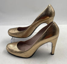 Load image into Gallery viewer, Authentic Marc By Marc Jacobs Womens Golden High Pump Heels Size 39.5 Damaged
