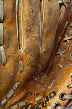 Load image into Gallery viewer, Mizuno MT2012FB Dusty Baker Autograph Brown Leather Lite-Flex LHT Baseball Glove

