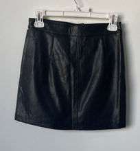 Load image into Gallery viewer, Forever 21 Womens Black Faux Leather Zipper Front Mini Skirt Size Small
