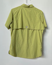 Load image into Gallery viewer, Columbia Mens Green Short Sleeve Back Vented Fishing Button-Up Shirt Size S
