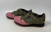 Load image into Gallery viewer, Reebok Mens Classic Leather R12 V54303 Green Pink Running Shoes Size 7 1/2
