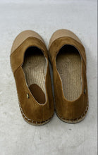 Load image into Gallery viewer, Luxe Womens Brown Leather Low Top Closed Toe Slip-On Flats Size 8
