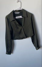 Load image into Gallery viewer, Zara Womens Green Long Sleeve Collared Button Front Cropped Blouse Top Size XS
