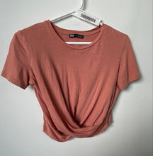 Load image into Gallery viewer, Zara Womens Pink Twist Front Short Sleeve Pullover Cropped T-Shirt Size Small
