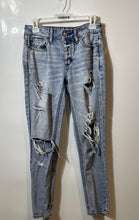 Load image into Gallery viewer, American Eagle Outfitters Womens Blue Light Wash Distressed Skinny Jeans Size 0
