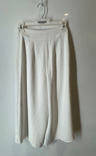 Load image into Gallery viewer, Express Womens White Flat Front Mid Rise Wide-Leg Cropped Pants Size 0S/0C
