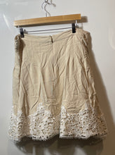 Load image into Gallery viewer, Karl Lagerfeld Paris Womens Beige Floral Lace Trim Back-Zip A-Line Skirt Size M

