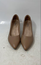 Load image into Gallery viewer, Clarks Womens Kepley Vine Beige Leather Slip-On Kitten Pump Heels Size 9
