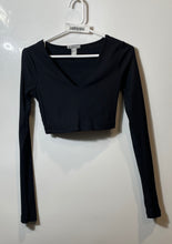 Load image into Gallery viewer, Forever 21 Womens Black Long Sleeve V-Neck Ribbed Cropped Blouse Top Size M
