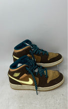 Load image into Gallery viewer, Nike Kids Air Jordan 1 Mid SE DZ6335-200 Brown Suede Basketball Shoes Size 4.5Y
