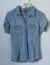 Load image into Gallery viewer, Guess Womens Blue Short Roll-Tab Sleeve Collared Button-Up Shirt Size Medium
