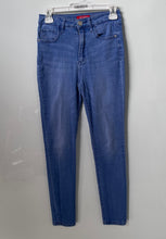Load image into Gallery viewer, Guess Womens Blue Medium Wash Pockets Denim Skinny Leg Jeans Size 27
