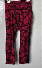 Load image into Gallery viewer, Lululemon Womens Multicolor Floral Print Activewear Cropped Leggings Size 4
