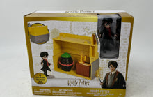 Load image into Gallery viewer, Spin Master Harry Potter Mini Playset And Hershey's Vinyl Action Figure
