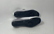 Load image into Gallery viewer, Mens White Triple Hook And Loop Straps Low Top Sport Cycling Shoes Size EUR 40
