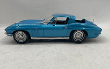 Load image into Gallery viewer, Maisto Blue 1965 Chevrolet Corvette Scale 1:18 Die-Cast Collector Model Car
