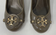 Load image into Gallery viewer, Authentic Tory Burch Womens Aaden Brown Patent Leather Pump Heels Sz 8M Damaged
