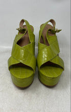 Load image into Gallery viewer, Suzani Bissoli Womens Green Croc-Embossed Platform Slingback Sandals Size 7
