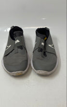 Load image into Gallery viewer, Nike Kids Flex Runner 2 Gray White Low Top Slip-On Sneaker Shoes Size 3.5Y
