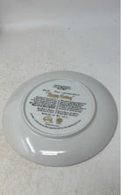Load image into Gallery viewer, Knowles Walt Disney Snow White Happy Ending Decorative Collector Plate
