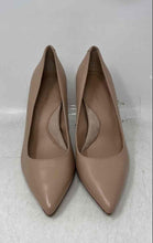 Load image into Gallery viewer, Banana Republic Womens Beige Leather Pointed Toe Slip-On Pump Heels Size 8.5M
