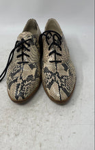 Load image into Gallery viewer, Cole Haan Womens Modern Classic Beige Black Snakeskin Print Oxford Shoes Size 8B

