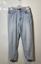 Load image into Gallery viewer, Aeropostale Womens Light Blue Denim Medium Wash Pockets Mom Jeans Size 2R
