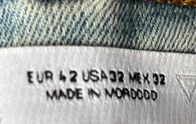 Load image into Gallery viewer, Zara Mens Blue Denim 5 Pocket Design Light Wash Straight Jeans Size 32
