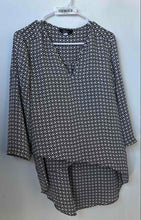 Load image into Gallery viewer, Alfani Womens Black White Geometric Print V-Neck High-Low Hem Blouse Top Size 6
