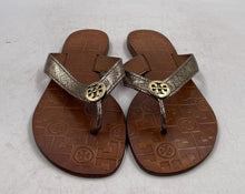 Load image into Gallery viewer, Authentic Tory Burch Womens Thora Gold-Tone Leather Thong Sandals Size 9 M
