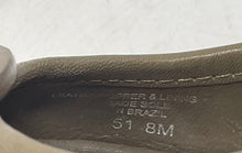 Load image into Gallery viewer, Authentic Tory Burch Womens Aaden Brown Patent Leather Pump Heels Sz 8M Damaged
