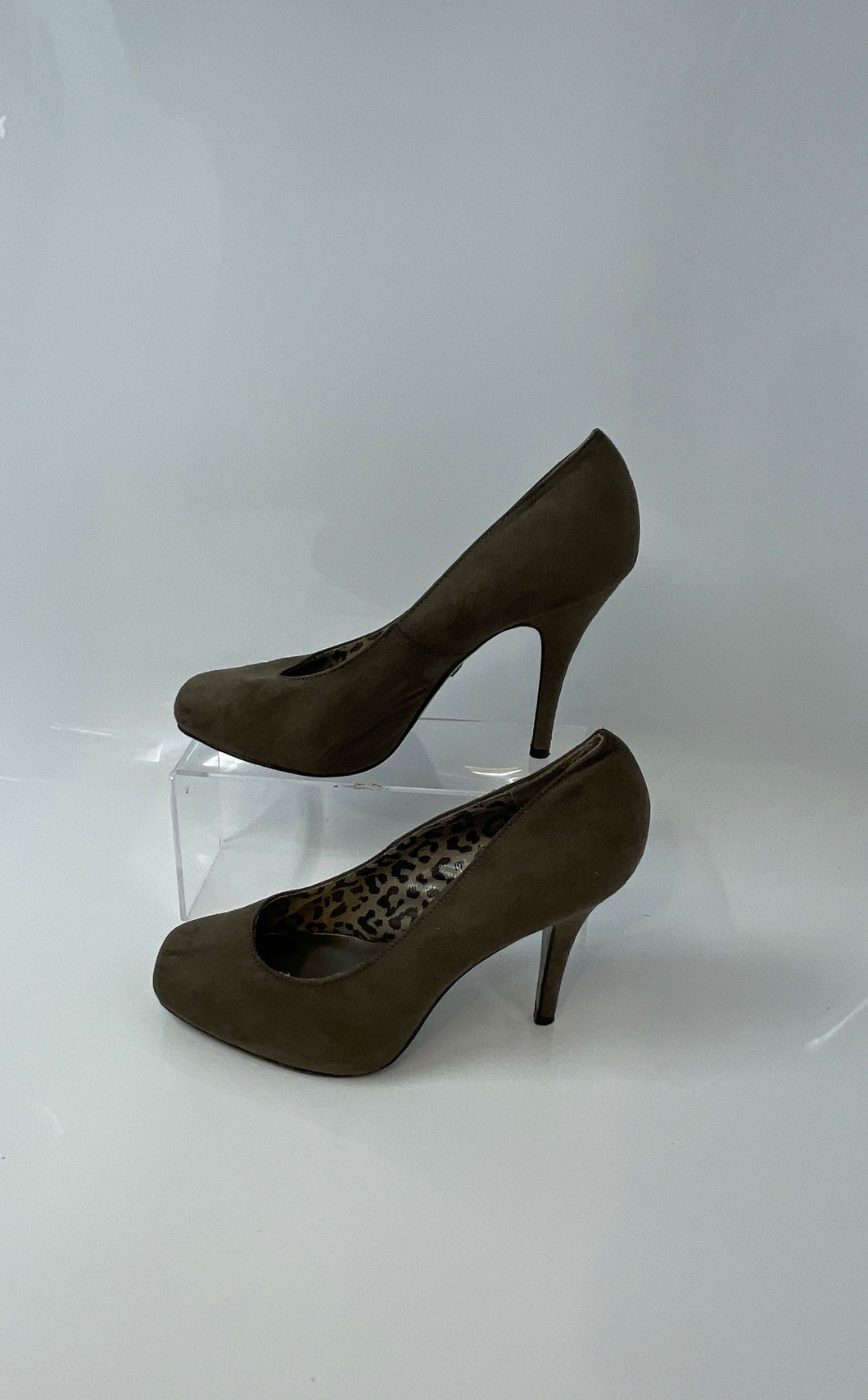 Limelight Womens Gray Suede Closed Toe Slip-On Stiletto Pump Heels Size 39