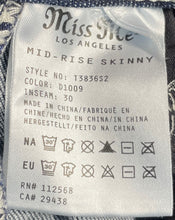 Load image into Gallery viewer, Miss Me Womens Blue Mid-Rise Stretch Pockets Denim Skinny Leg Jeans Size 25
