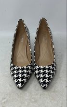 Load image into Gallery viewer, Alfani Womens Jeules White Black Step ’N Flex Slip-On Pump Heels Size 6.5M
