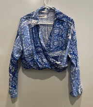 Load image into Gallery viewer, Zara Womens Blue White Paisley Print Long Sleeve Collared Cropped Top Size M
