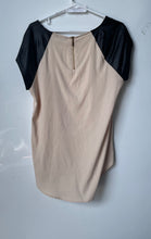 Load image into Gallery viewer, Express Womens Beige Black Short Sleeve Back-Zip Blouse Top Size Medium
