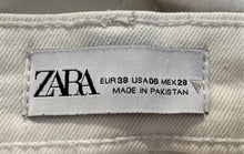 Load image into Gallery viewer, Zara Womens White Raw Hem Stretch Cropped Straight Leg Jeans Pants Size 6
