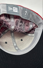 Load image into Gallery viewer, New Era 59Fifty Mens Black Red MLB Boston Red Sox Baseball Cap Size 7 1/4
