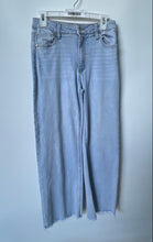 Load image into Gallery viewer, BCBGeneration Womens Blue Denim Light Wash Raw Hem Wide-Leg Jeans Size 9/29
