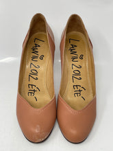 Load image into Gallery viewer, Authentic Lanvin Womens Beige Leather High Pump Heels Size EUR 38.5 Damaged
