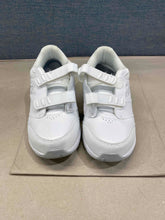 Load image into Gallery viewer, New Balance White Shoes Size 8
