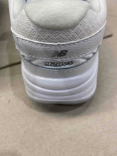 Load image into Gallery viewer, New Balance White Shoes Size 8
